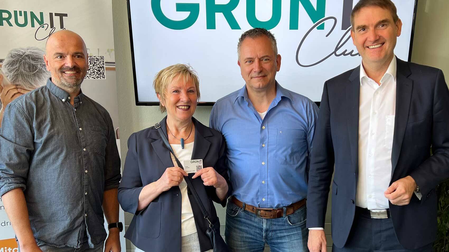 GRÜN IT Club begrüßt sein erstes Mitglied Brigitte Hilla-Elfgen (2.v.l.) mit Oliver Roßbruch, Markus Hahmann von der Linnepe und Oliver Grün (v.l.n.r.)