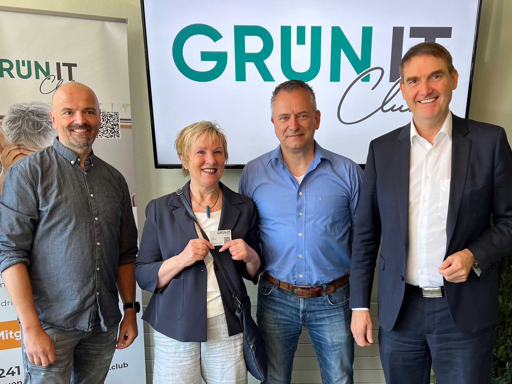 GRÜN IT Club begrüßt sein erstes Mitglied Brigitte Hilla-Elfgen (2.v.l.) mit Oliver Roßbruch, Markus Hahmann von der Linnepe und Oliver Grün (v.l.n.r.)